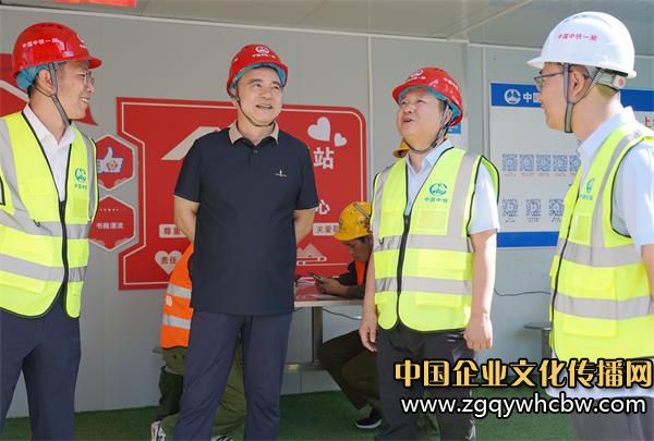 聽(tīng)取項(xiàng)目部標(biāo)準(zhǔn)化工地建設(shè)情況.JPG