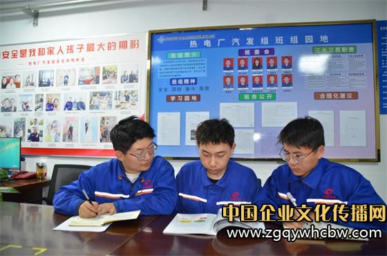 圖為銀光公司員工在學(xué)習(xí)目視化管理手冊(cè)。汪丫惠攝.JPG