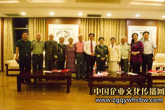 西安銀橋乳業(yè)集團董事長劉華國同老藝術(shù)家合影留念.jpg