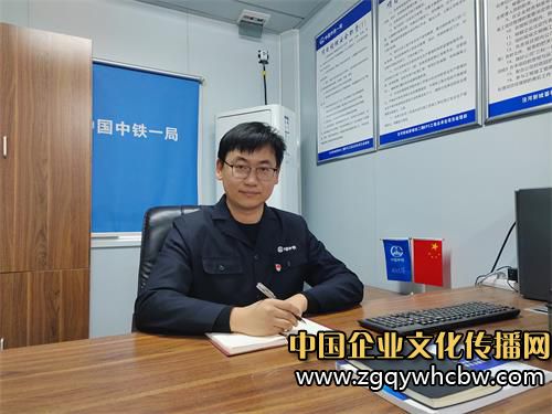 在項(xiàng)目部工作的薛寬.jpg