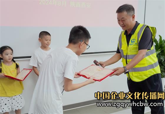 發(fā)放結業(yè)證書.JPG