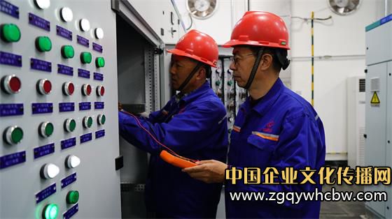 圖為北化研究院集團(tuán)銀光公司員工在加強(qiáng)安全檢查。強(qiáng)世旺 攝.JPG