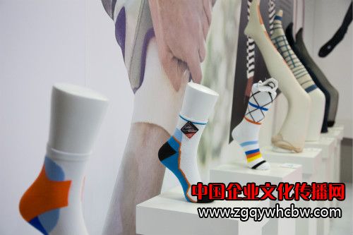 英威達(dá)創(chuàng)新纖維打造的時尚襪品展示_meitu_4.jpg